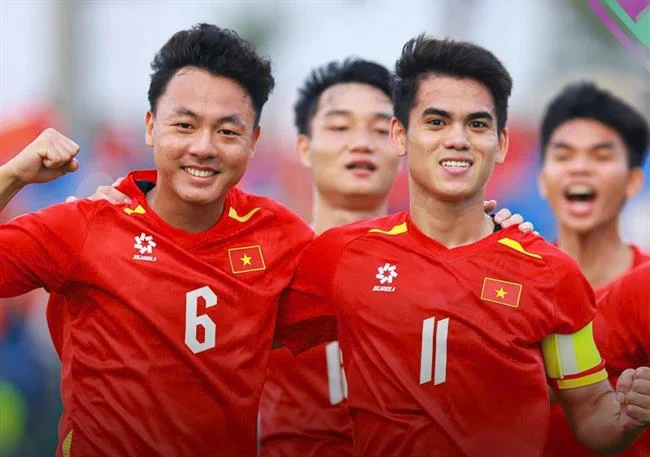 Hình ảnh minh họa quyền của người dùng đối với dữ liệu cá nhân, với biểu tượng tay cầm bánh răng và các tùy chọn kiểm soát.